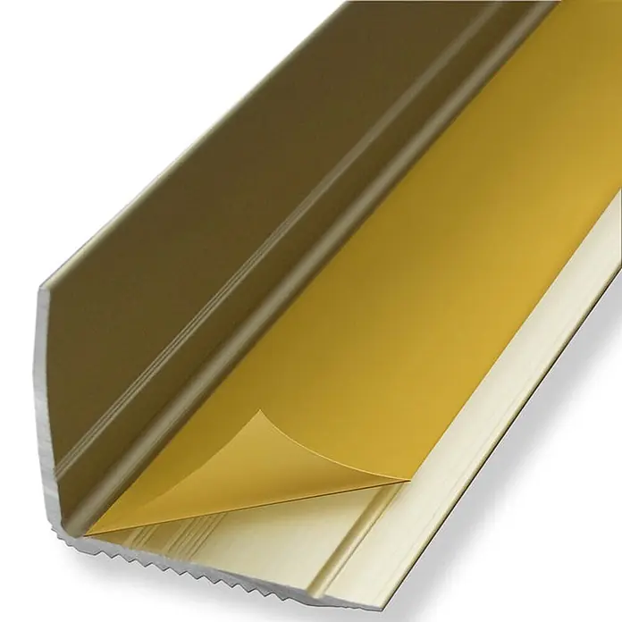 Floordirekt Treppenkantenprofil Integral Selbstklebend 90 x 3 x 3,5 cm Gold - Aluminium, Gold, 90 x 3,5 cm - Goldfarbenes Metalleckprofil mit teilweise abgezogener Schutzfolie, die die gelbe Klebeschicht zeigt.