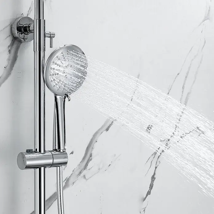 LOMAZOO Duschsystem LMZ-ARIEL - Lochabstand: 15 cm, Anzahl Strahlarten: 1 Stk., Chrom - Verchromte Handbrause an verstellbarer Stange, die Wasser gegen eine Marmorwand sprüht.
