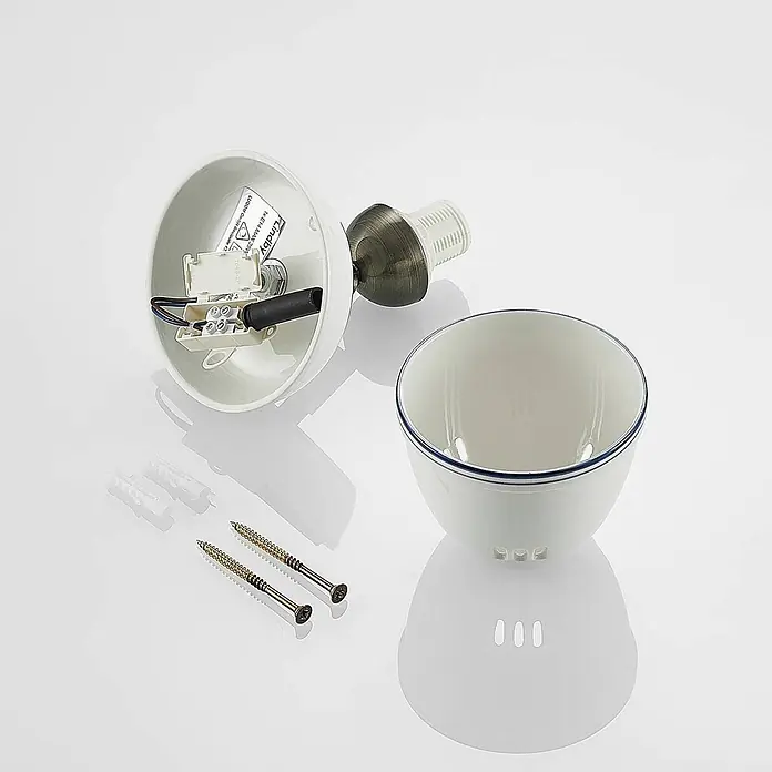 Lindby Deckenstrahler Eneas - weiß / opal, weiß / opal, E14 - Zerlegte weiße Keramik-Wandleuchte mit blauem Rand, E14-Fassung und Montagematerial.