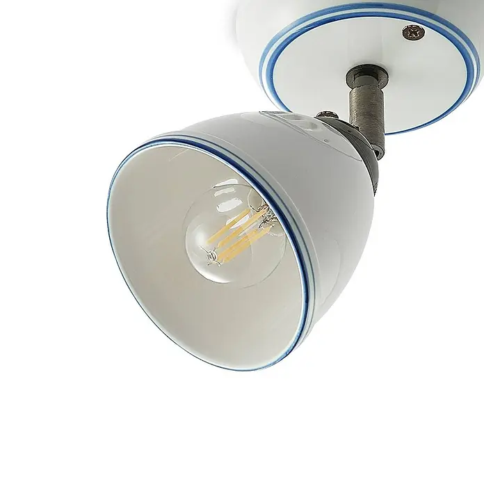 Lindby Deckenstrahler Eneas - weiß / opal, weiß / opal, E14 - Weißer Keramik-Deckenstrahler mit blauen Streifen und sichtbarer LED-Birne, an dunkler Metallhalterung.