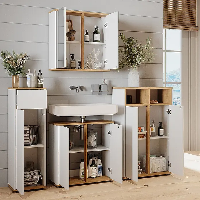 Badmöbel-Set Didi 60 cm Weiß Art.-Nr. 49396 -  - Weißes und holzfarbenes Badmöbelset mit Spiegelschrank, Waschtischunterschrank und Hochschränken, offen in modernem Bad gezeigt.