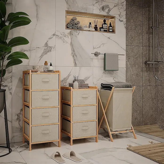 Vicco Badmöbel-Set Bruno Beige 3 Teile - Gesamtbreite Badmöbel: 109 cm, Beige, Matt - Bambusregale mit beigen Stoffschubladen und passendem Bambus-Wäschesammler in einem modernen Badezimmer.