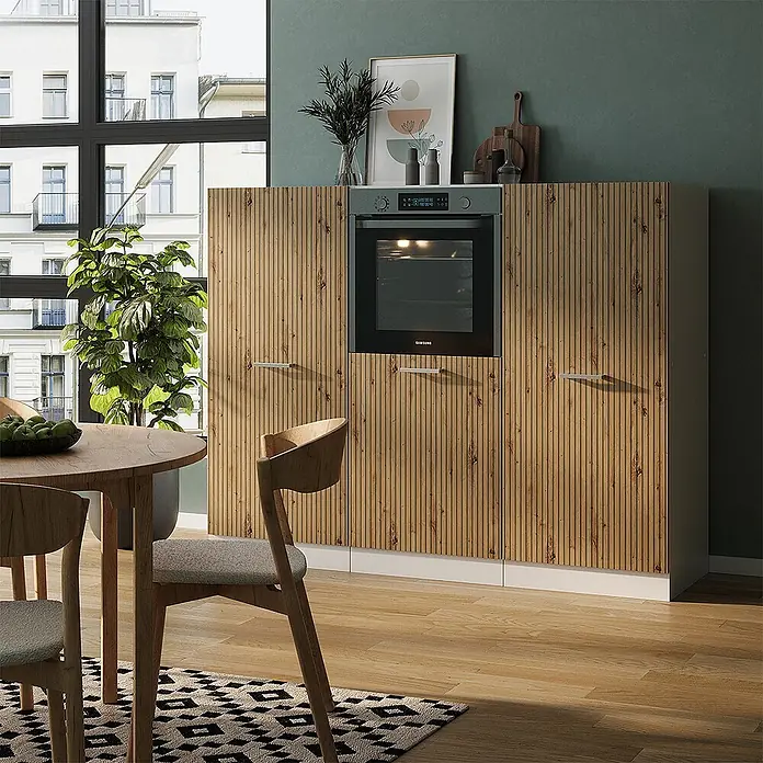 Vicco Küchenleerblock R-Line Artisan Eiche/Weiß ohne Arbeitsplatte - Artisan-Eiche - Hoher Küchenschrank aus Holz mit Lamellentüren und integriertem dunkelgrauem Backofen in einem modernen Essbereich.