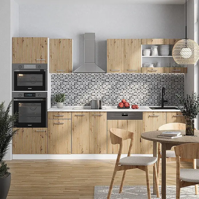 Vicco Küchenzeile R-Line Artisan Eiche/Weiß mit Hochschrank, AP Marmor - Breite: 300 cm, Artisan-Eiche, Ohne Elektrogeräte - Moderne Küche mit hellen Holzlamellenfronten, Mosaikfliesen und schwarzen Geräten, inklusive Essbereich.
