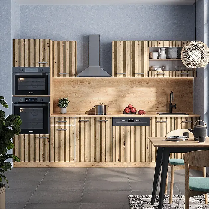 Vicco Küchenzeile R-Line Artisan-Eiche mit Hochschrank, ohne Arbeitsplatte - Artisan-Eiche, Ohne Elektrogeräte - Moderne Küche mit hellen Holzlamellenfronten, integrierten schwarzen Öfen, Geschirrspüler und grauer Dunstabzugshaube.