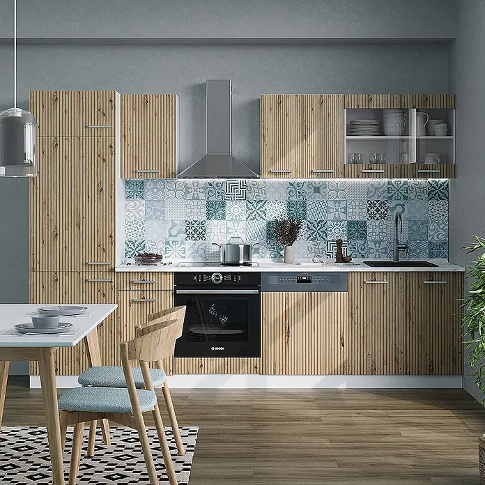 Vicco Küchenzeile R-Line Artisan Eiche/Weiß, AP Anthrazit - Breite: 300 cm, Artisan-Eiche, Ohne Elektrogeräte - Küche mit hellen Holzlamellenfronten und blau-weiß gemustertem Fliesenspiegel.