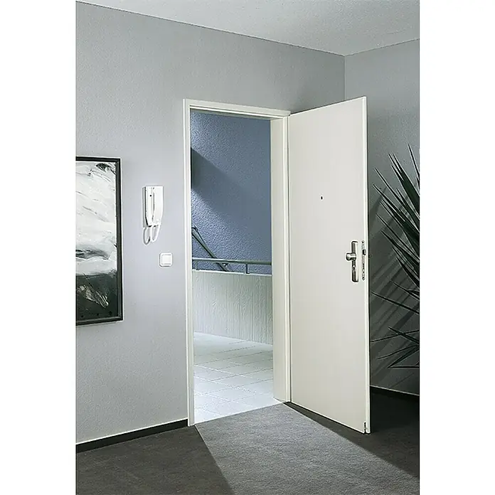 GetaDoor Zargen-Umrüst-Set - Geeignet für: Wohnungseingangstüren, Passend für: GetaDoor Zargen - Offene, weiße Sicherheitstür mit Griff und Spion in einem hellen Treppenhaus.