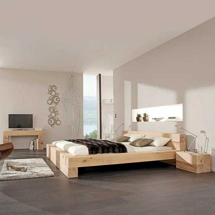 Massiv Blox HolzbalkenL x B x H: 60 x 15 x 15 cm, Buche - Helles Schlafzimmer mit einem Holzbett, Nachttisch und Dekorationen. Der Boden ist dunkel und kontrastiert mit den hellen Möbeln.