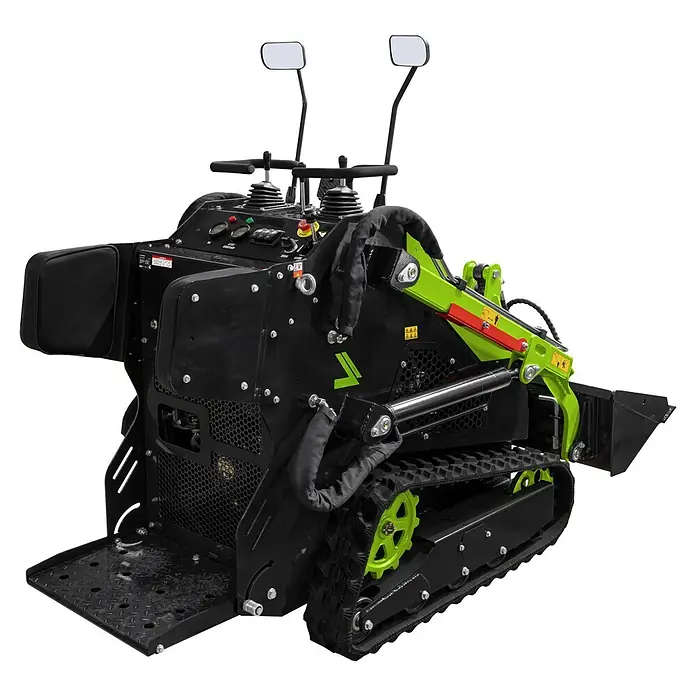 Zipper Kompaktlader ZI-MKL620 - 7,1 W, Traglast: 180 kg - Kompakter schwarzer Mini-Raupenlader mit neongrünen Akzenten, Stehplattform und Frontschaufel.