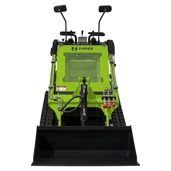 Zipper Kompaktlader ZI-MKL720 - 16,8 kW, Traglast: 220 kg - Vorderansicht eines hellgrünen Kompaktkettenladers mit schwarzer Schaufel, robusten Ketten und sichtbaren Bedienhebeln.
