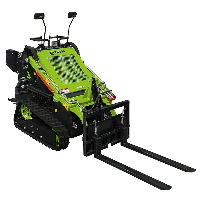 Zipper Kompaktlader ZI-MKL720 - 16,8 kW, Traglast: 220 kg - Grüner und schwarzer Kompaktkettenlader mit vorne montiertem Gabelstapleraufsatz.