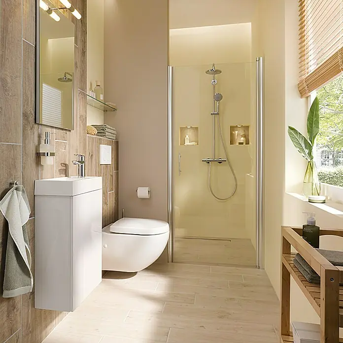 Camargue Vario Dusch-Türanschlag S9 - Höhe: 191,5 cm, Silber - Badezimmer mit einer Toilette, Waschbeckenunterschrank, Spiegel und einer begehbaren Dusche. Die Einrichtung ist modern und stilvoll.