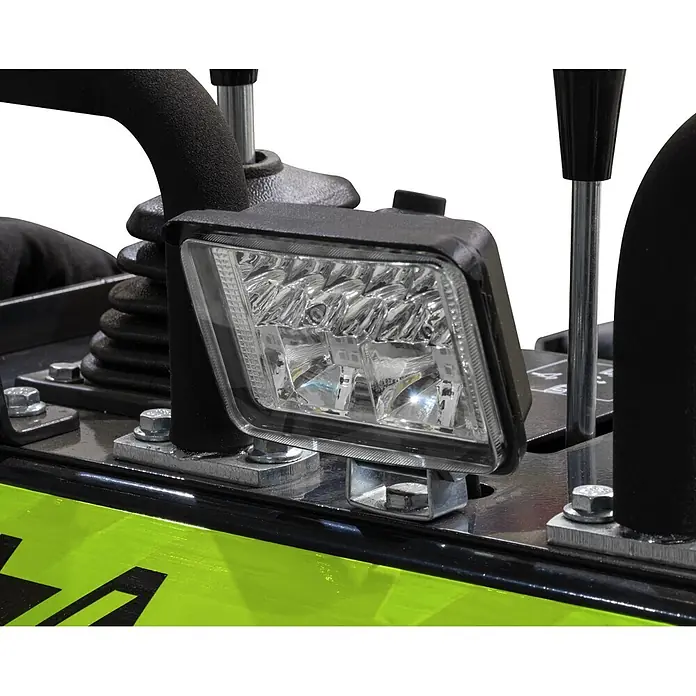 Zipper Kompaktlader ZI-MKL620 - 7,1 W, Traglast: 180 kg - Rechteckige LED-Arbeitsleuchte mit klarer Linse und schwarzem Gehäuse, sicher auf einer Maschinenkonsole neben Bedienhebeln montiert.