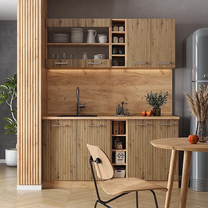 Vicco Singleküche R-Line Artisan-Eiche/Goldkraft Eiche, AP Anthrazit - Artisan-Eiche, Mit AP Anthrazit - Moderne Küchenschränke aus heller Eiche mit geriffelten Türen und Spüle, in einer zeitgenössischen Küche.