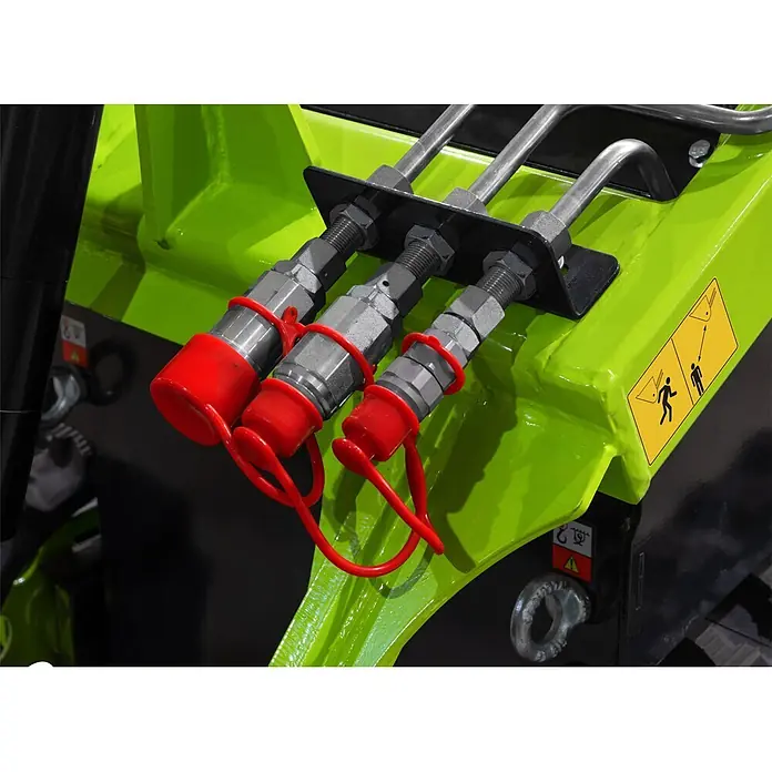 Zipper Kompaktlader ZI-MKL620 - 7,1 W, Traglast: 180 kg - Drei graue Metall-Hydraulikschnellkupplungen mit roten Schutzkappen, montiert an hellgrünen Maschinen.