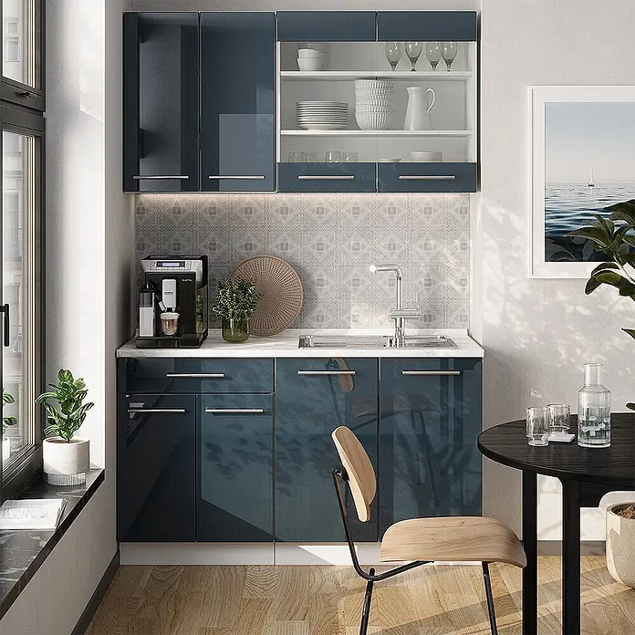 Vicco Singleküche Fame-Line Dunkelblau Hochglanz/Weiß, AP Eiche - Breite: 140 cm, Dunkelblau Hochglanz, Mit AP Eiche - Kompakte Küchenzeile mit hochglänzenden marineblauen Schränken, weißer Arbeitsplatte, Spüle und Kaffeemaschine.