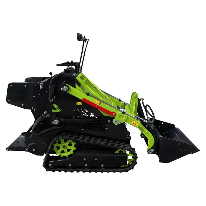 Zipper Kompaktlader ZI-MKL620 - 7,1 W, Traglast: 180 kg - Kompakt-Kettenlader in Grün und Schwarz mit Frontschaufel und Fahrerplattform für Bau- und Landschaftsarbeiten.