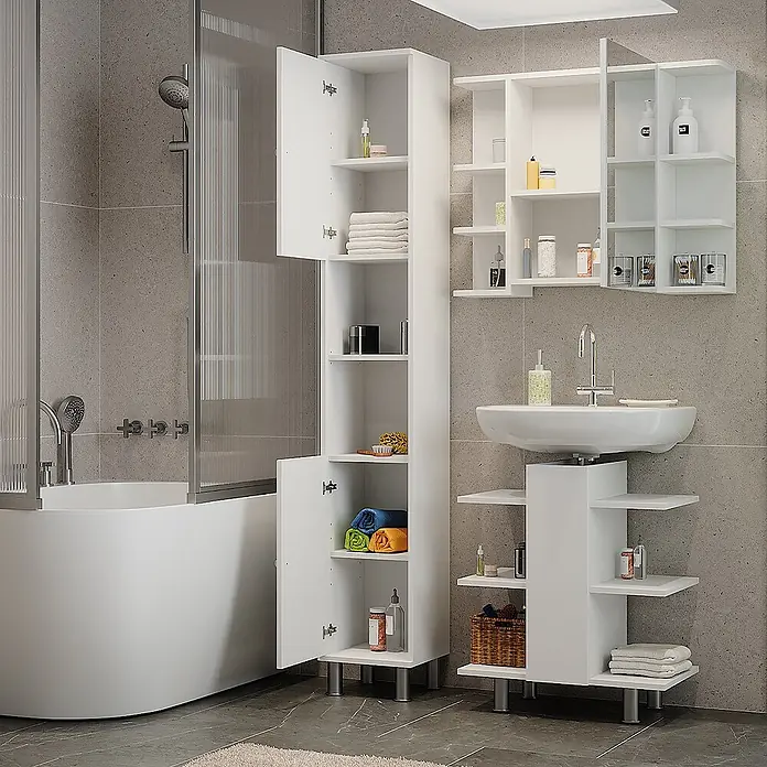 Vicco Badmöbel-Set Fynn Weiß 3 Teile, mit Hochschrank - Gesamtbreite Badmöbel: 90 cm, Weiß, Matt - Weiße Badmöbel, darunter ein hoher Schrank mit offenen und geschlossenen Fächern und ein Waschtischunterschrank mit Ablagen, in einem modernen Badezimmer.