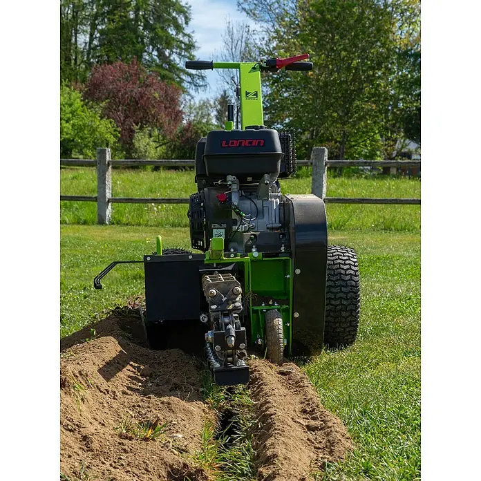 Zipper Grabenfräse ZI-GRF1000 - 9 kW, Tankvolumen: 6,5 l, Seilzug - Grüne und schwarze Grabenfräse gräbt einen Graben in einem Rasenfeld.