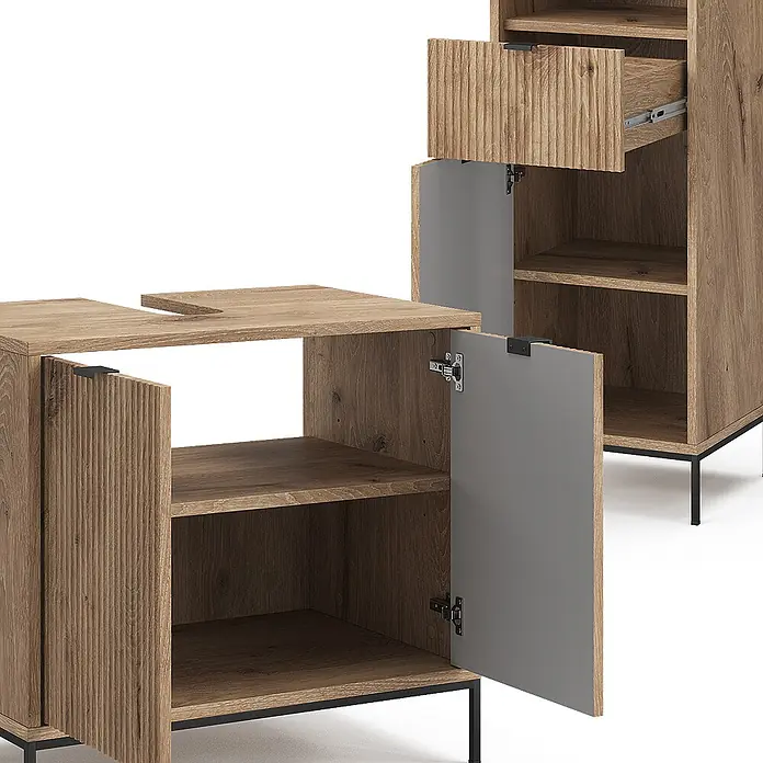 Vicco Badmöbel-Set Eliza Viking Oak 3 Teile, mit Hochschrank - Gesamtbreite Badmöbel: 110 cm, Viking Oak, Matt - Helle Eichenholzschränke mit gerillten Details, grauen Türfronten und schwarzen Metallbeinen. Einer hat eine offene Schublade, der andere eine offene Tür und Ablage.