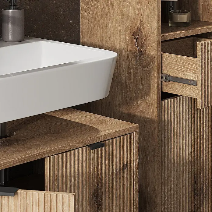 Vicco Badmöbel-Set Eliza Viking Oak 3 Teile, mit Hochschrank - Gesamtbreite Badmöbel: 110 cm, Viking Oak, Matt - Weißes, rechteckiges Waschbecken auf einem geriffelten hellbraunen Badschrank aus Holz mit offener Schublade.