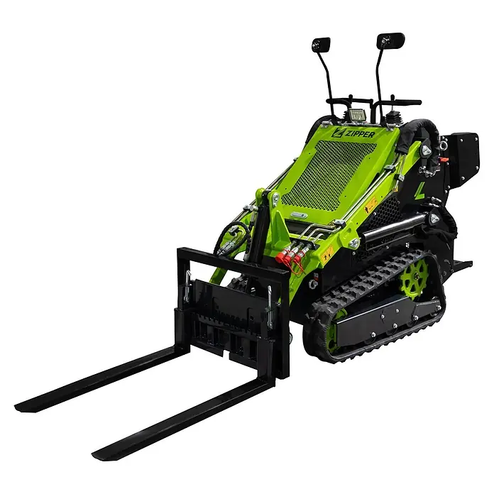 Zipper Kompaktlader ZI-MKL620 - 7,1 W, Traglast: 180 kg - Grüner und schwarzer Minilader mit Kettenantrieb und Gabelaufsatz.
