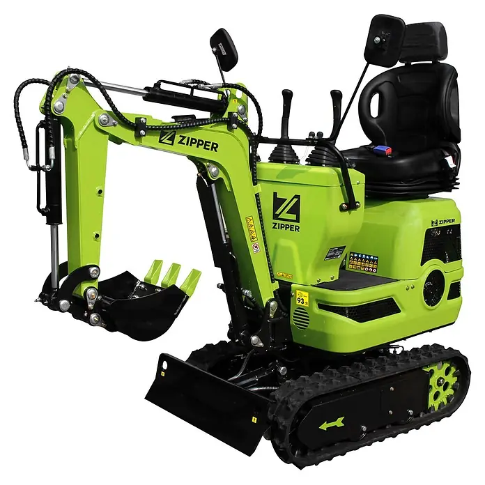 Zipper Minibagger ZI-MBG600H - 6,8 kW, Benzin, Auslegerschwenkbereich: -65 ° - 65 ° - Heller grüner Minibagger mit schwarzen Ketten, Schaufel und Sitz, inklusive Hydraulikarm und Bedienelementen.