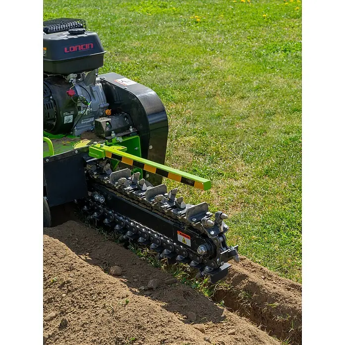 Zipper Grabenfräse ZI-GRF1000 - 9 kW, Tankvolumen: 6,5 l, Seilzug - Grüner und schwarzer Grabenfräser mit LONCIN-Motor, der mit Kette und Zähnen einen schmalen Graben in die Erde gräbt.
