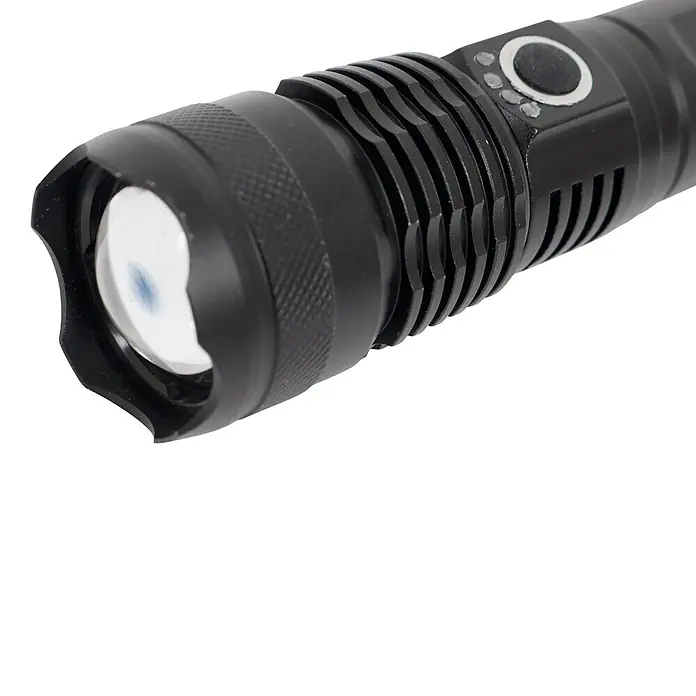 Taschenlampe Stablampe TYZON - Batteriebetrieben, Schwarz, 1.600 lm - Eine schwarze Taschenlampe mit texturiertem Griff, Kühlrippen und einem Bedienknopf.