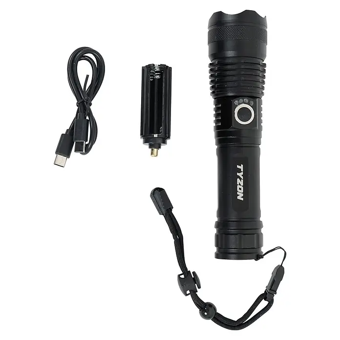 Taschenlampe Stablampe TYZON - Batteriebetrieben, Schwarz, 1.600 lm - Schwarze LED-Taschenlampe mit 'TYZON'-Branding, USB-C-Ladekabel, Batteriehalter und Handschlaufe.
