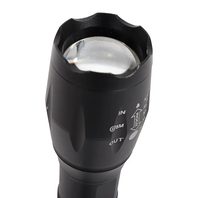 Taschenlampe Stablampe TYZON - Batteriebetrieben, Schwarz, 300 lm - Schwarze Taschenlampe mit klarer Zoomlinse und Markierungen zur Fokuseinstellung.