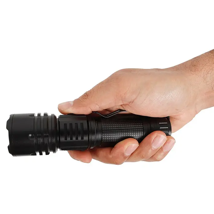 Taschenlampe Stablampe TYZON - Batteriebetrieben, Schwarz, 1.600 lm - Schwarze taktische Taschenlampe fest in einer Hand gehalten.