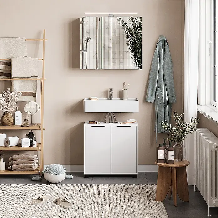 Vicco Badmöbel-Set Alina Weiß 2 Teile - Weiß, Sonstiges - Weißer zweitüriger Waschbeckenunterschrank unter einem Wandwaschbecken in einem modernen Badezimmer.