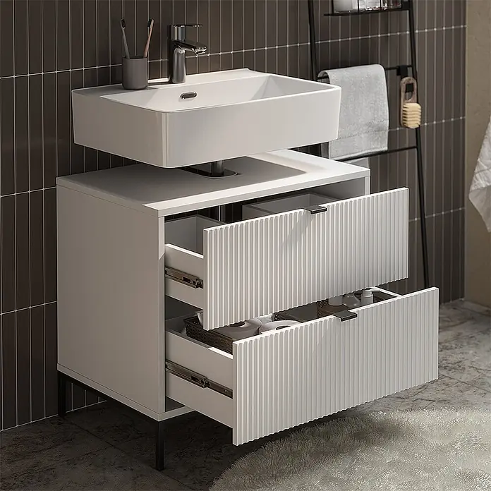 Vicco Badmöbel-Set Eliza Weiß 2 Teile - Weiß, Matt - Weißer Badunterschrank mit eckigem Waschbecken und zwei geöffneten, gerippten Schubladen, auf schwarzen Beinen in einem modernen Bad.