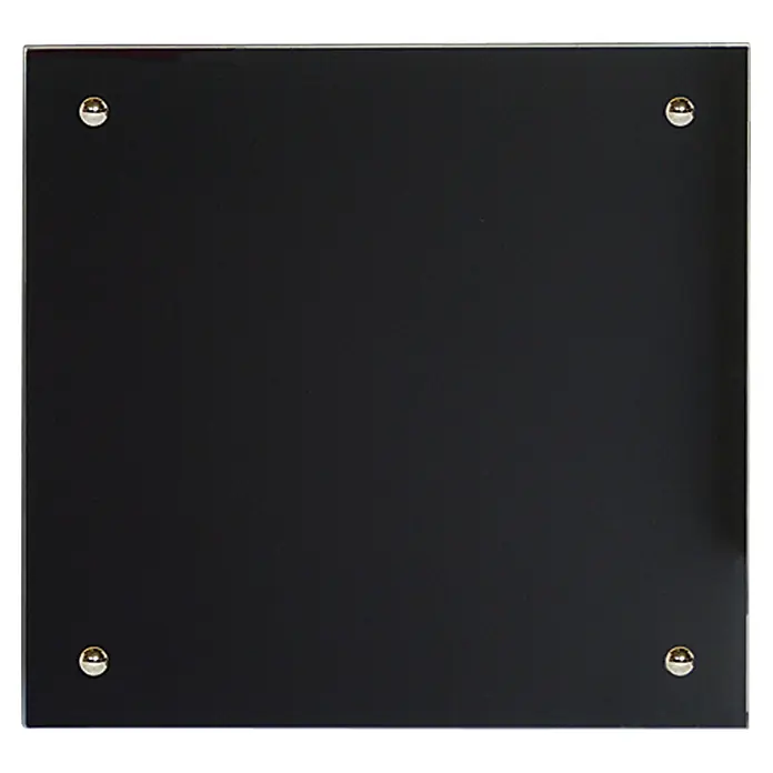 Admiral Infrarot-Glasheizkörper - 500 x 500 mm, 350 W, Schwarz - Hier ist eine Nahaufnahme eines schwarzen Acrylschilds mit goldenen Befestigungen in allen vier Ecken, das für einen eleganten Look sorgt.