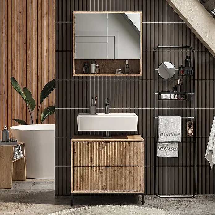 Vicco Badmöbel-Set Eliza Viking Oak 2 Teile - Viking Oak, Matt - Heller Holz-Badezimmerschrank mit weißem Waschbecken und Spiegelschrank in modernem Fliesenbad.