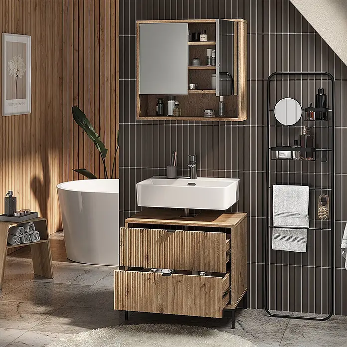 Vicco Badmöbel-Set Eliza Viking Oak 2 Teile - Viking Oak, Matt - Ein modernes Badezimmer mit geriffelter Holzwaschtischplatte, weißem Waschbecken, passendem Spiegelschrank und schwarzem Metallregal.