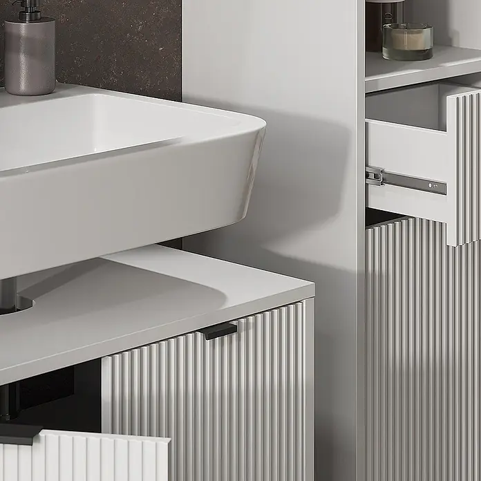Vicco Badmöbel-Set Eliza Weiß 3 Teile, mit Hochschrank - Gesamtbreite Badmöbel: 110 cm, Weiß, Matt - Moderner Waschtisch mit weißem Becken und hellgrauen geriffelten Schränken, offene Schublade und Tür sichtbar.