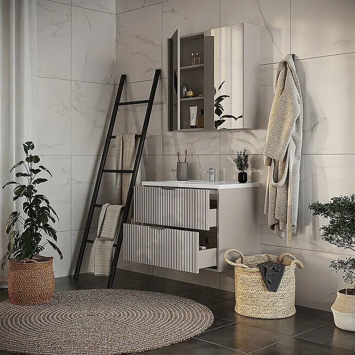 Vicco Badmöbel-Set Ruford Cashmere 3 Teile - Cashmere, Matt - Ein moderner hellgrauer Badschrank mit weißem Waschbecken und zwei geriffelten Schubladenfronten, unter einem Spiegelschrank.