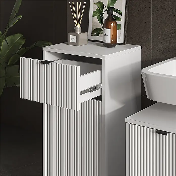 Vicco Badmöbel-Set Eliza Weiß 3 Teile, mit Midischrank - Gesamtbreite Badmöbel: 110 cm, Weiß, Matt - Weißer Badschrank mit geriffelter Front und geöffneter Schublade, zeigt seine Textur und Stauraum.