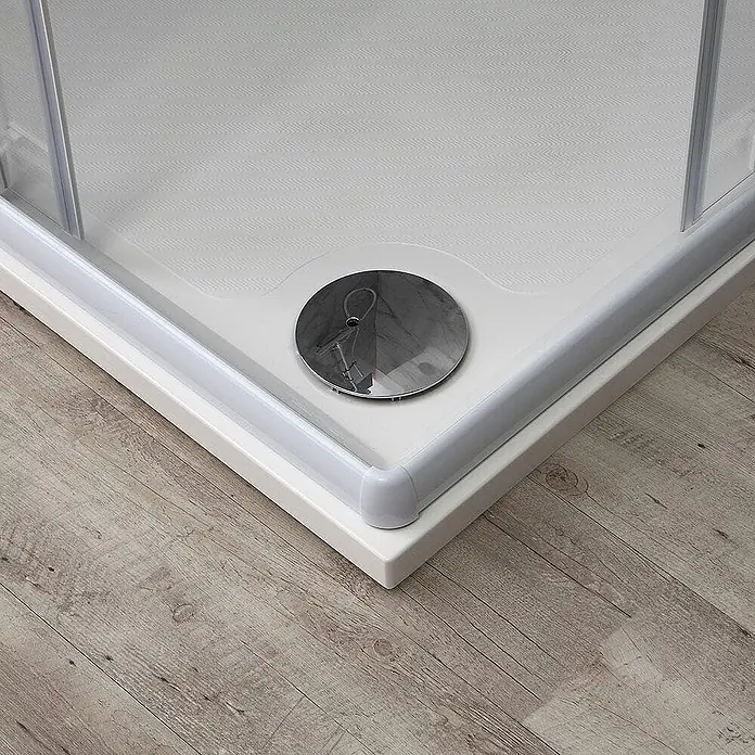 Kiamami Valentina Eckdusche - 75 x 75 x 185 cm, Transparent, Stärke: 4 mm - Weißer quadratischer Duschwannen mit Chromablauf, in einer Ecke auf Holzboden installiert.