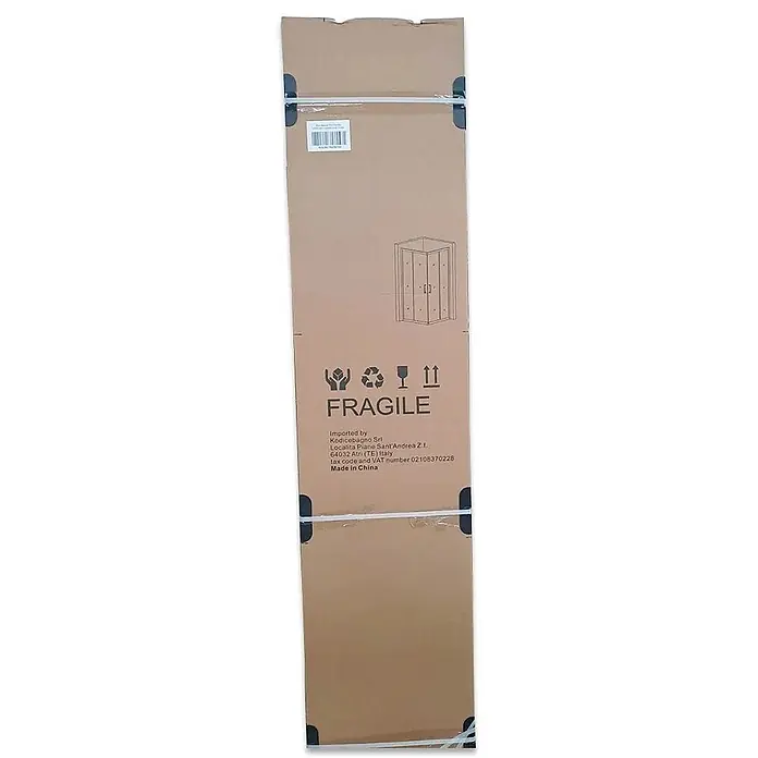 Kiamami Valentina Eckdusche - 1.000 x 700 x 1.850 cm, Siebdruck, Stärke: 4 mm - Hoher, schmaler Karton für eine Duschkabine, beschriftet mit "FRAGILE" und "Made in China". Mit Kunststoffbändern gesichert.