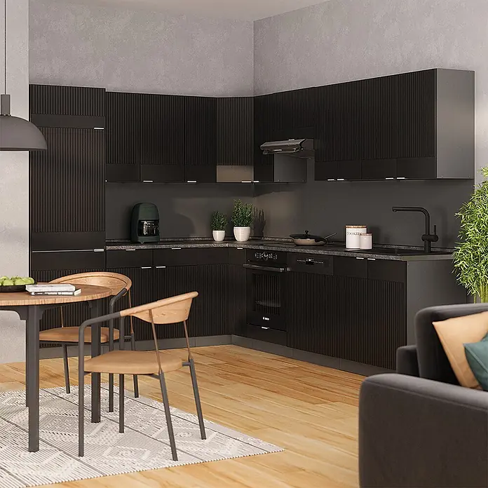 Vicco Eckküche Fame-Line Schwarz gestreift/Anthrazit, AP Eiche - B x T: 287 x 60 cm, Schwarz gestreift, Ohne Elektrogeräte - Moderne L-förmige schwarze Küche mit geriffelten Schranktüren, dunkler Arbeitsplatte und integrierten Geräten in einem Essbereich.