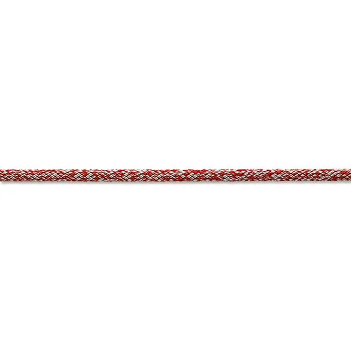 Robline Leine Meterware Sirius 500 - 10 mm, Rot/Silber, Polyester - Nahaufnahme eines rot-weiß gemusterten Kletterseils, das durch das Bild verläuft und die Textur und das Design hervorhebt.