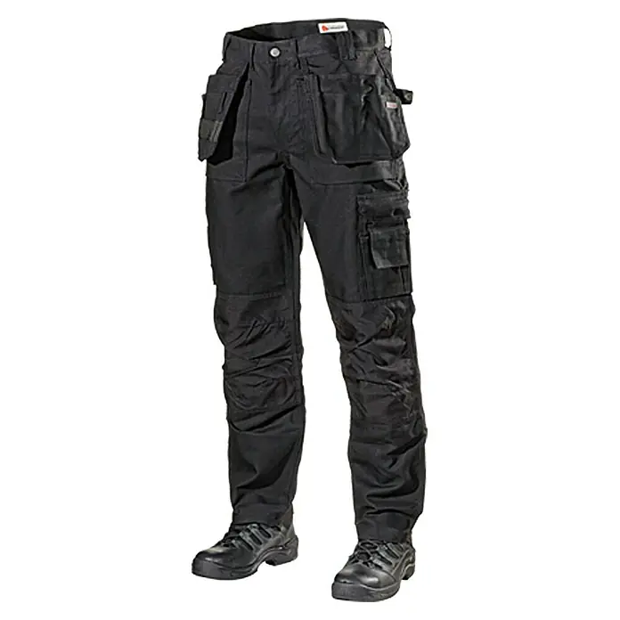 L.Brador Arbeitshose 103 B - Konfektionsgröße: 46, Schwarz - Abgebildet ist eine strapazierfähige, schwarze Arbeitshose mit mehreren Taschen und passenden Sicherheitsschuhen für den Arbeitsplatz.
