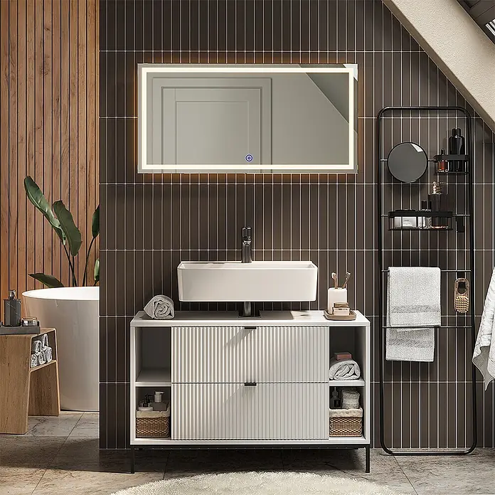 Vicco Badmöbel-Set Eliza Weiß 2 Teile - Weiß, Matt - Moderner weißer Badezimmerschrank mit rechteckigem Waschbecken und schwarzem Wasserhahn, darüber ein beleuchteter Spiegel, in einem stilvollen Bad.