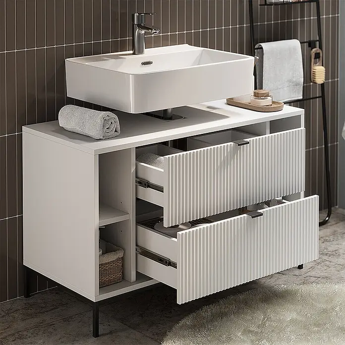 Vicco Badmöbel-Set Eliza Weiß 2 Teile - Weiß, Matt - Weißer Badezimmerschrank mit geriffelten Schubladen, Aufsatzwaschbecken und Armatur, in einem modernen Badezimmer.