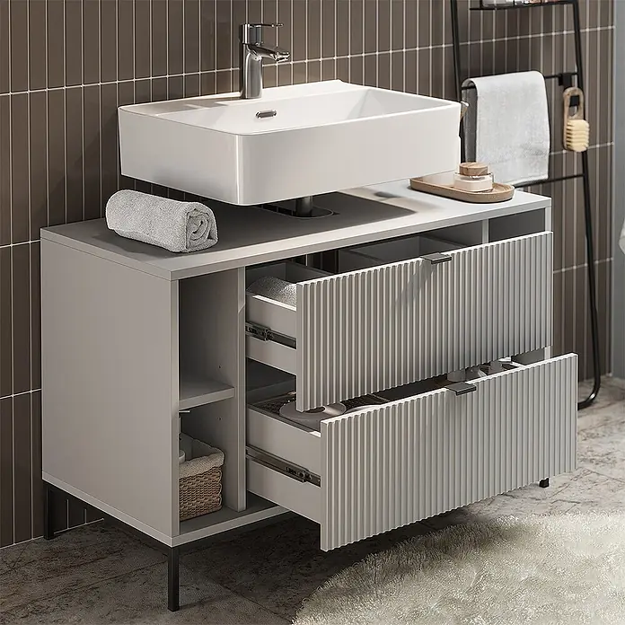 Vicco Badmöbel-Set Eliza Grau 2 Teile - Grau, Matt - Hellgrauer Badschrank mit weißem Rechteckwaschbecken und geriffelten Schubladenfronten auf schwarzen Metallbeinen.