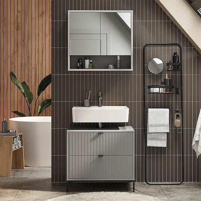 Vicco Badmöbel-Set Eliza Grau 2 Teile - Grau, Matt - Modernes Badezimmer mit weißem, rechteckigem Waschbecken auf einem grauen, geriffelten Waschtisch, ergänzt durch einen Spiegelschrank und ein schwarzes Regal.