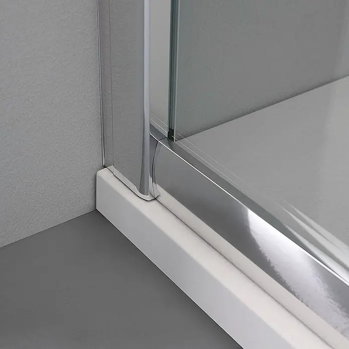 Kiamami Valentina Eckdusche - 700 x 700 x 1.850 cm, Transparent, Stärke: 6 mm - Unterer Bereich einer Duschkabine mit Klarglas, Chromprofilen und weißer Duschwanne.